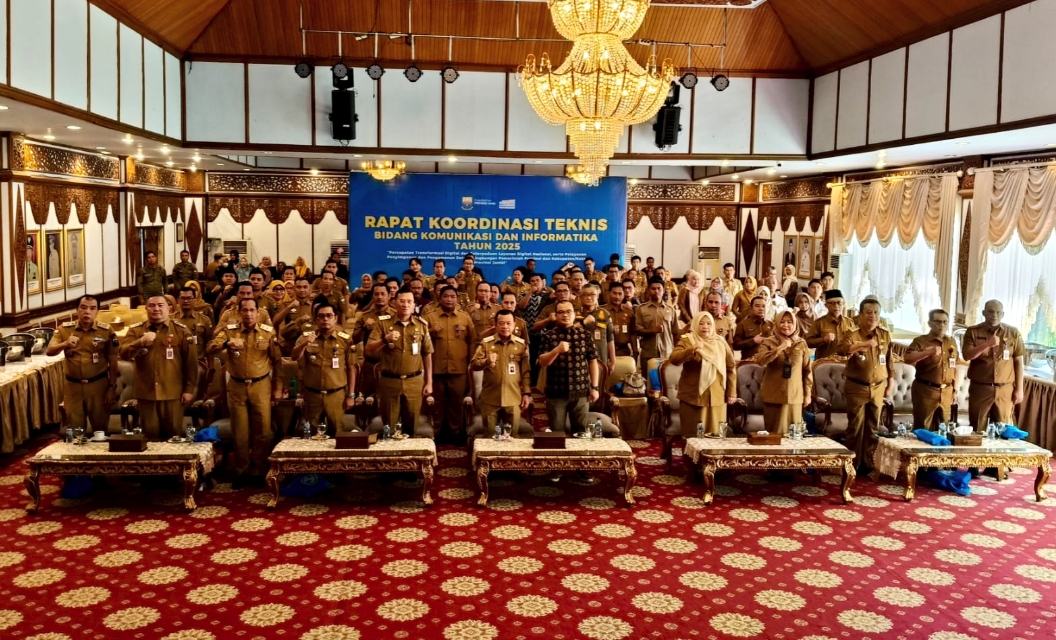 Gubernur Jambi Al Haris saat membuka Rapat Koordinasi Teknis (Rakornis) Bidang Komunikasi dan Informatika 2025 yang digelar oleh Dinas Kominfo Provinsi Jambi, di Auditorium Rumah Dinas Gubernur Jambi, Senin (3/11/2025). (Dok: Rahmat)