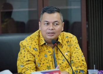 Ketua DPRD Kota Jambi, Kemas Faried Alfarelly, memberikan keterangan pers terkait polemik zona merah Kenali usai memimpin rapat paripurna di Gedung DPRD Kota Jambi, Selasa (25/11/2025). (Dok; Rahmat)