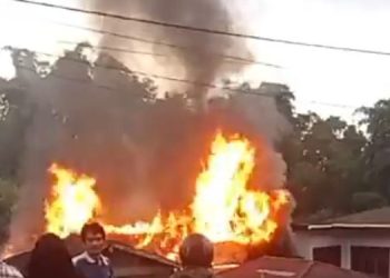 Api terlihat melalap satu rumah di kawasan Sungai Jernih, Kecamatan Pondok Tinggi, Kota Sungai Penuh, Jambi, pada Senin sore (3/11/2025). (Dok:Rahmat)