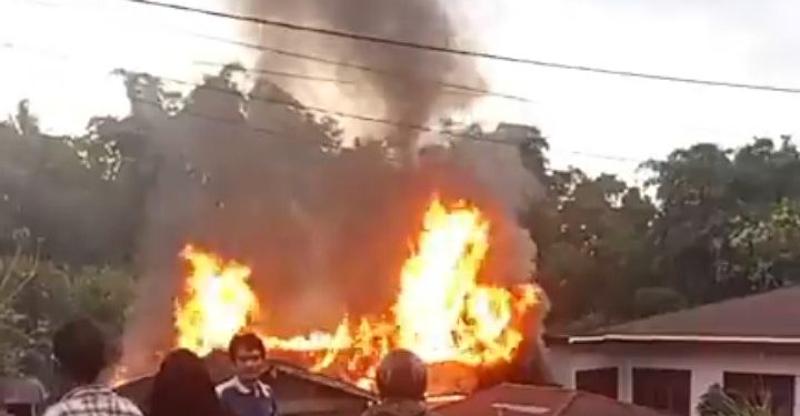 Api terlihat melalap satu rumah di kawasan Sungai Jernih, Kecamatan Pondok Tinggi, Kota Sungai Penuh, Jambi, pada Senin sore (3/11/2025). (Dok:Rahmat)