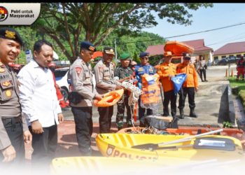 Kapolres Morowali Utara AKBP Reza Khomeini bersama Forkopimda melakukan pengecekan peralatan evakuasi saat Apel Gelar Pasukan Kesiapan Tanggap Darurat Bencana Hidrometeorologi Tahun 2025 di Lapangan Apel Polres Morowali Utara, pada Kamis (6 November 2025). (Dok: Rahmat)