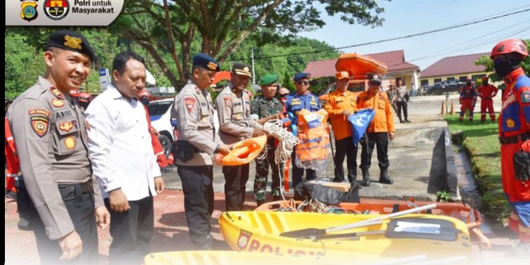 Kapolres Morowali Utara AKBP Reza Khomeini bersama Forkopimda melakukan pengecekan peralatan evakuasi saat Apel Gelar Pasukan Kesiapan Tanggap Darurat Bencana Hidrometeorologi Tahun 2025 di Lapangan Apel Polres Morowali Utara, pada Kamis (6 November 2025). (Dok: Rahmat)