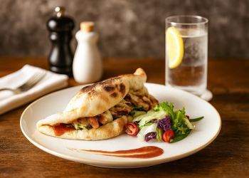 Menu terbaru “Siplicious Combo” berupa pizza sandwich dengan isian ayam saus barbekyu tom yam yang disajikan eksklusif di BnB Lounge Swiss-Belhotel Jambi. Minggu 16 November 2025. (Dok: Rudi)