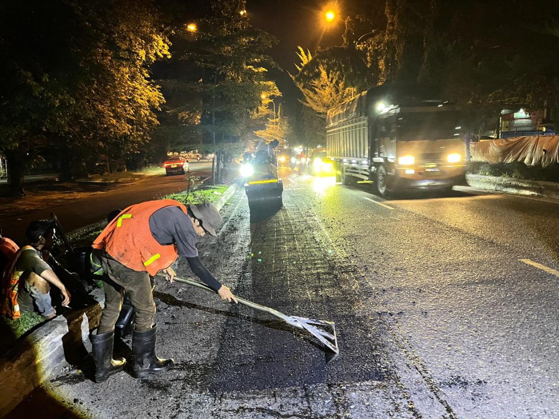 Pekerja lapangan BPJN Jambi memperbaiki permukaan jalan menggunakan Campuran Aspal Panas (CAP) di ruas Batas Kota Bangko – Simpang Bukit Indah, Bangko. Sabtu 1 November 2025. (Dok: Rahmat)