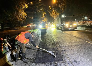 Pekerja lapangan BPJN Jambi memperbaiki permukaan jalan menggunakan Campuran Aspal Panas (CAP) di ruas Batas Kota Bangko – Simpang Bukit Indah, Bangko. Sabtu 1 November 2025. (Dok: Rahmat)