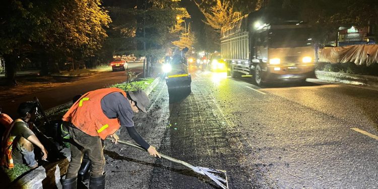 Pekerja lapangan BPJN Jambi memperbaiki permukaan jalan menggunakan Campuran Aspal Panas (CAP) di ruas Batas Kota Bangko – Simpang Bukit Indah, Bangko. Sabtu 1 November 2025. (Dok: Rahmat)