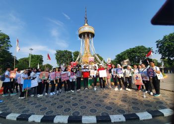 Ketua FKPT Provinsi Jambi, Dr. H. Abd. Rahman, S.Ag., M.Pd.I bersama peserta kampanye simpatik membentangkan spanduk bertema kebangsaan saat kegiatan Car Free Day di Kota Baru, Jambi, Minggu (26/10/2025). (Alpin)