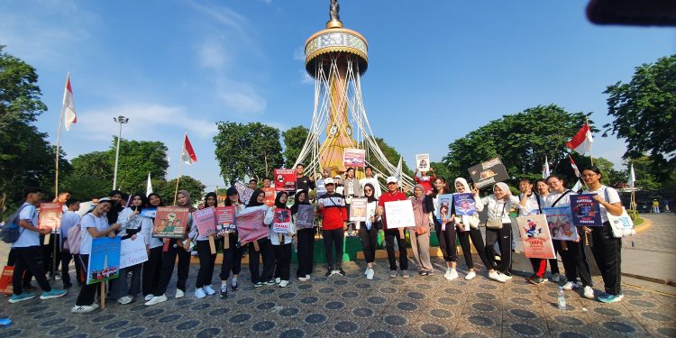 Ketua FKPT Provinsi Jambi, Dr. H. Abd. Rahman, S.Ag., M.Pd.I bersama peserta kampanye simpatik membentangkan spanduk bertema kebangsaan saat kegiatan Car Free Day di Kota Baru, Jambi, Minggu (26/10/2025). (Alpin)