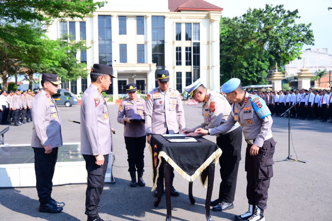 Kapolda Jambi Irjen Pol. Krisno H. Siregar memimpin Apel Pagi dan Penandatanganan Komitmen Bersama Pengawasan Melekat, Penolakan Judi Online, dan Penyalahgunaan Narkoba di Lapangan Hitam Mapolda Jambi, Senin (3/11/2025). (Dok: Rudi)