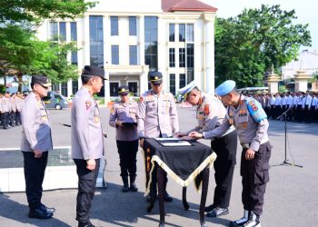 Kapolda Jambi Irjen Pol. Krisno H. Siregar memimpin Apel Pagi dan Penandatanganan Komitmen Bersama Pengawasan Melekat, Penolakan Judi Online, dan Penyalahgunaan Narkoba di Lapangan Hitam Mapolda Jambi, Senin (3/11/2025). (Dok: Rudi)