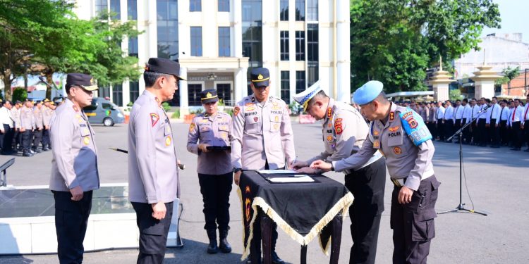Kapolda Jambi Irjen Pol. Krisno H. Siregar memimpin Apel Pagi dan Penandatanganan Komitmen Bersama Pengawasan Melekat, Penolakan Judi Online, dan Penyalahgunaan Narkoba di Lapangan Hitam Mapolda Jambi, Senin (3/11/2025). (Dok: Rudi)