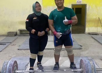 Dua lifter muda asal Jambi, Muhammad Ripqi Ramadhan dan Jihan Syafitri, resmi bergabung dengan tim nasional Indonesia untuk berlaga di Islamic Solidarity Games (ISG) 2025 di Arab Saudi, 8–12 November 2025 di Sekretariat Pengprov PABSI Jambi, Telanaipura, Kota Jambi, Senin, 3 November 2025. Dok: Alpin