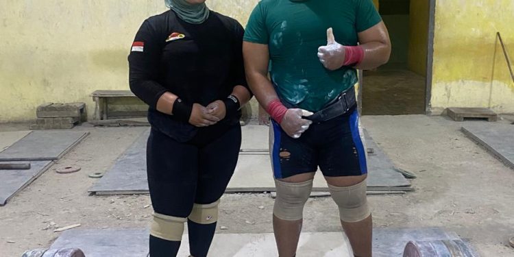 Dua lifter muda asal Jambi, Muhammad Ripqi Ramadhan dan Jihan Syafitri, resmi bergabung dengan tim nasional Indonesia untuk berlaga di Islamic Solidarity Games (ISG) 2025 di Arab Saudi, 8–12 November 2025 di Sekretariat Pengprov PABSI Jambi, Telanaipura, Kota Jambi, Senin, 3 November 2025. Dok: Alpin