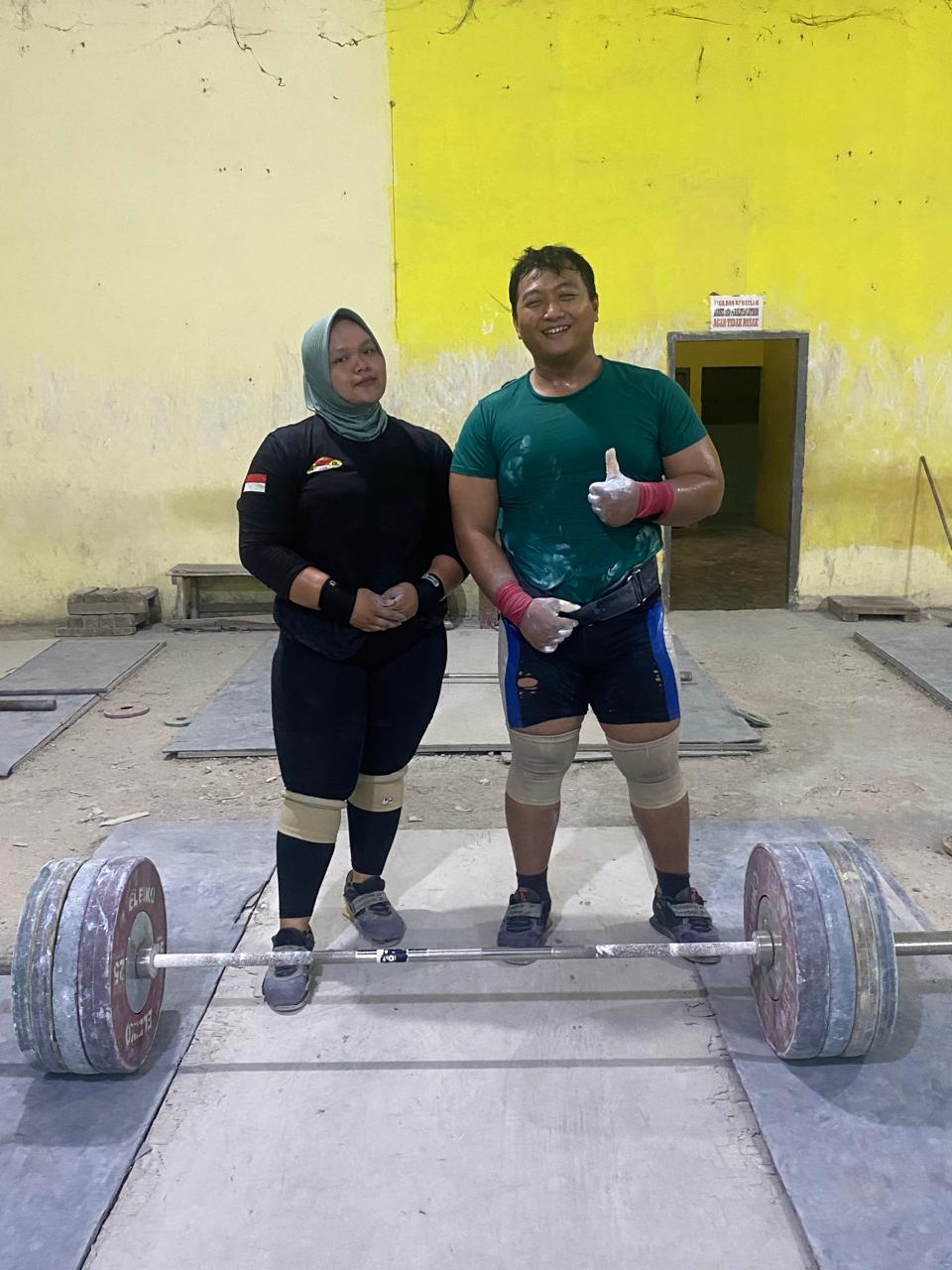 Dua lifter muda asal Jambi, Muhammad Ripqi Ramadhan dan Jihan Syafitri, resmi bergabung dengan tim nasional Indonesia untuk berlaga di Islamic Solidarity Games (ISG) 2025 di Arab Saudi, 8–12 November 2025 di Sekretariat Pengprov PABSI Jambi, Telanaipura, Kota Jambi, Senin, 3 November 2025. Dok: Alpin