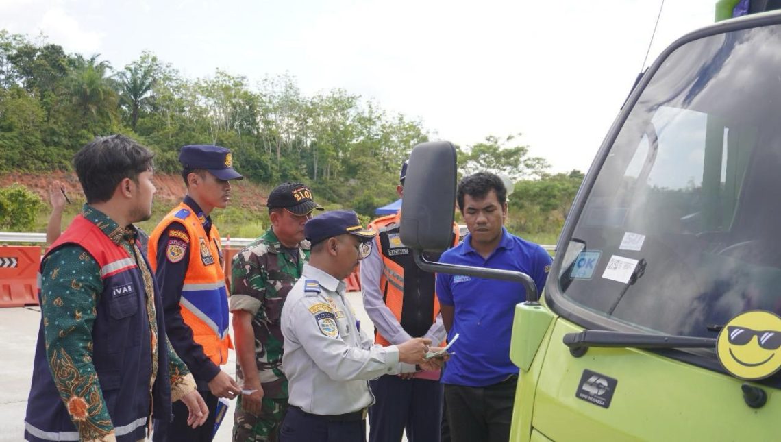 Executive Vice President Sekretaris Perusahaan PT Hutama Karya (Persero), Mardiansyah, saat memberikan keterangan dalam kegiatan Sosialisasi Zero ODOL 2025 sebagai bentuk komitmen perusahaan mendukung Road Map Zero ODOL 2027 yang digelar di Kantor Pusat Hutama Karya, Jakarta, pada Senin (3/11/2025). (Dok: Hutama Karya)