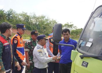 Executive Vice President Sekretaris Perusahaan PT Hutama Karya (Persero), Mardiansyah, saat memberikan keterangan dalam kegiatan Sosialisasi Zero ODOL 2025 sebagai bentuk komitmen perusahaan mendukung Road Map Zero ODOL 2027 yang digelar di Kantor Pusat Hutama Karya, Jakarta, pada Senin (3/11/2025). (Dok: Hutama Karya)