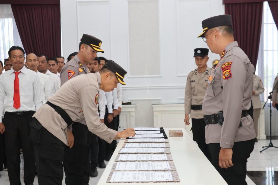 Wakapolresta Jambi AKBP Nurhadiansyah, S.I.K., M.H. memimpin apel penandatanganan komitmen bersama Pengawasan Melekat Ankum dan Penolakan Judi Online serta Penyalahgunaan Narkoba di Gedung Aula Lokamanginti Polresta Jambi, Senin (3/11/2025). (Dok: Alpin)