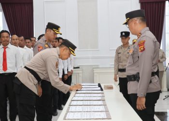 Wakapolresta Jambi AKBP Nurhadiansyah, S.I.K., M.H. memimpin apel penandatanganan komitmen bersama Pengawasan Melekat Ankum dan Penolakan Judi Online serta Penyalahgunaan Narkoba di Gedung Aula Lokamanginti Polresta Jambi, Senin (3/11/2025). (Dok: Alpin)