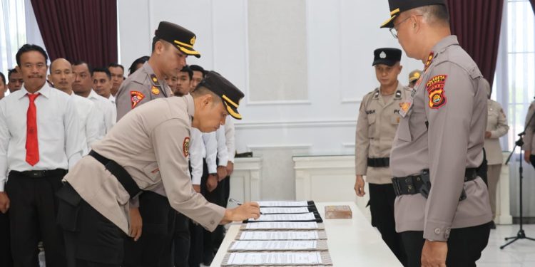 Wakapolresta Jambi AKBP Nurhadiansyah, S.I.K., M.H. memimpin apel penandatanganan komitmen bersama Pengawasan Melekat Ankum dan Penolakan Judi Online serta Penyalahgunaan Narkoba di Gedung Aula Lokamanginti Polresta Jambi, Senin (3/11/2025). (Dok: Alpin)