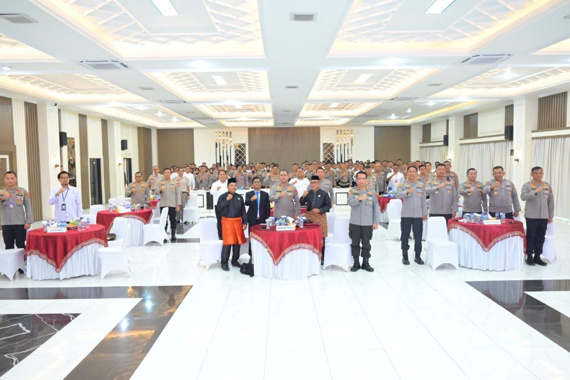 Wakapolda Jambi Brigjen Pol. M. Mustaqim membuka secara resmi kegiatan Pelatihan Pelayanan Publik yang Prima dalam Rangka Pembangunan Zona Integritas Tahun 2025, di Aula Gedung Siginjai Polda Jambi, Senin (3/11/2025). (Dok: Alpin)