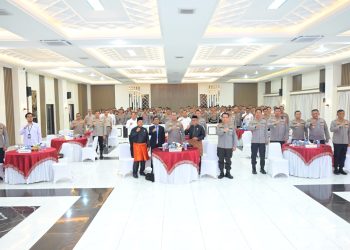 Wakapolda Jambi Brigjen Pol. M. Mustaqim membuka secara resmi kegiatan Pelatihan Pelayanan Publik yang Prima dalam Rangka Pembangunan Zona Integritas Tahun 2025, di Aula Gedung Siginjai Polda Jambi, Senin (3/11/2025). (Dok: Alpin)