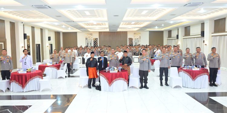 Wakapolda Jambi Brigjen Pol. M. Mustaqim membuka secara resmi kegiatan Pelatihan Pelayanan Publik yang Prima dalam Rangka Pembangunan Zona Integritas Tahun 2025, di Aula Gedung Siginjai Polda Jambi, Senin (3/11/2025). (Dok: Alpin)