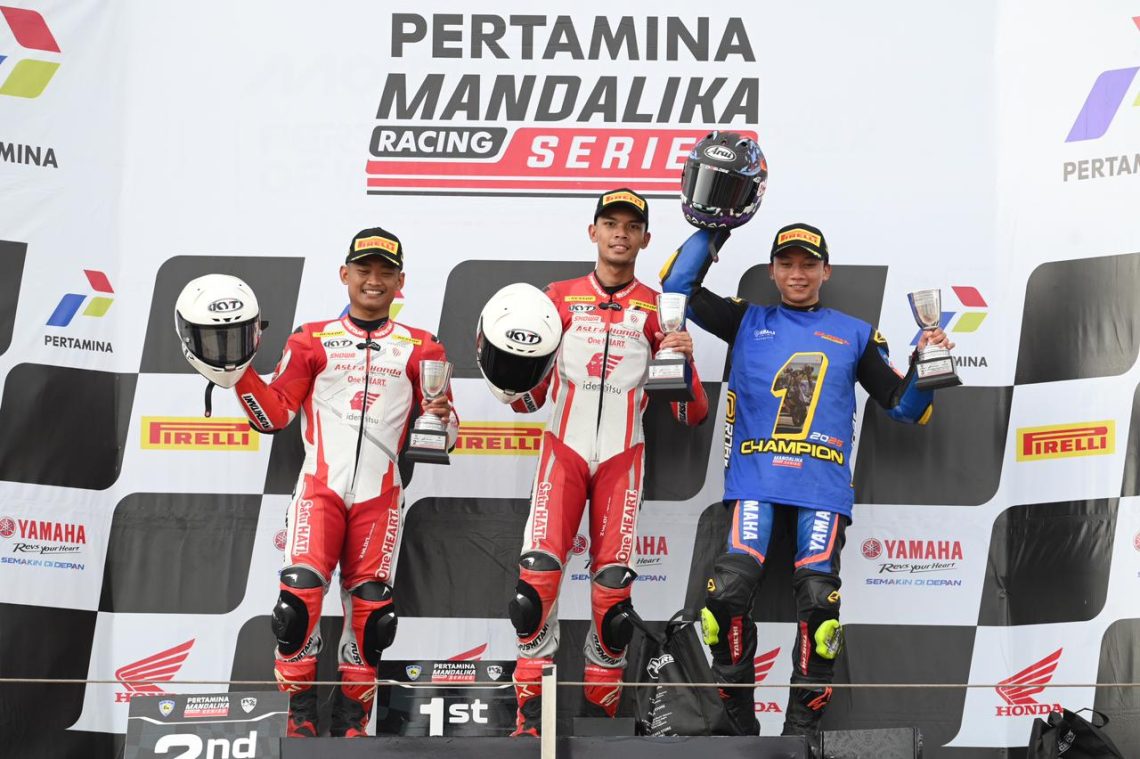 Dua pebalap Astra Honda Racing Team (AHRT), M. Adenanta Putra dan Rheza Danica Ahrens, sukses menguasai podium kelas Supersport 600 pada seri pamungkas Mandalika Racing Series (MRS) 2025 di Pertamina Mandalika International Circuit, Lombok, Nusa Tenggara Barat, 1–2 November 2025. (Dok: Honda)