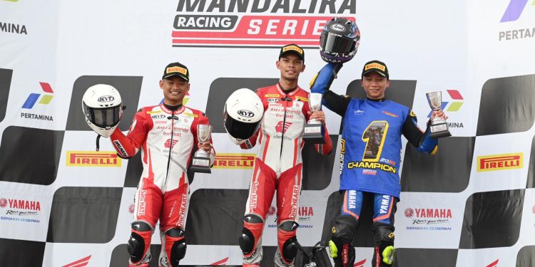 Dua pebalap Astra Honda Racing Team (AHRT), M. Adenanta Putra dan Rheza Danica Ahrens, sukses menguasai podium kelas Supersport 600 pada seri pamungkas Mandalika Racing Series (MRS) 2025 di Pertamina Mandalika International Circuit, Lombok, Nusa Tenggara Barat, 1–2 November 2025. (Dok: Honda)