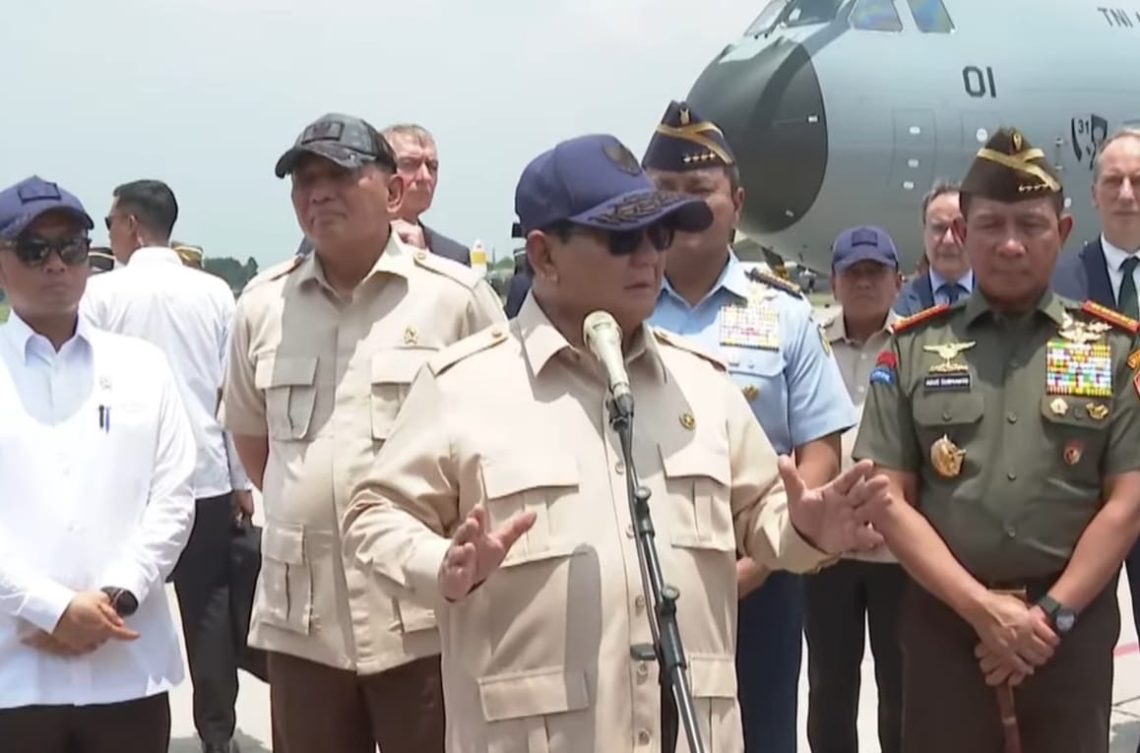 Presiden Prabowo instruksikan agar pesawat militer termasuk Airbus A400M segera dilengkapi dengan modul ambulans udara dan perlengkapan pemadam kebakaran hutan. (YouTube/Sekretariat Presiden)
