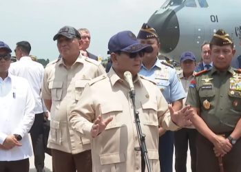 Presiden Prabowo instruksikan agar pesawat militer termasuk Airbus A400M segera dilengkapi dengan modul ambulans udara dan perlengkapan pemadam kebakaran hutan. (YouTube/Sekretariat Presiden)