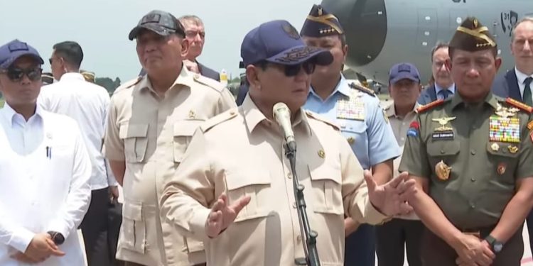 Presiden Prabowo instruksikan agar pesawat militer termasuk Airbus A400M segera dilengkapi dengan modul ambulans udara dan perlengkapan pemadam kebakaran hutan. (YouTube/Sekretariat Presiden)