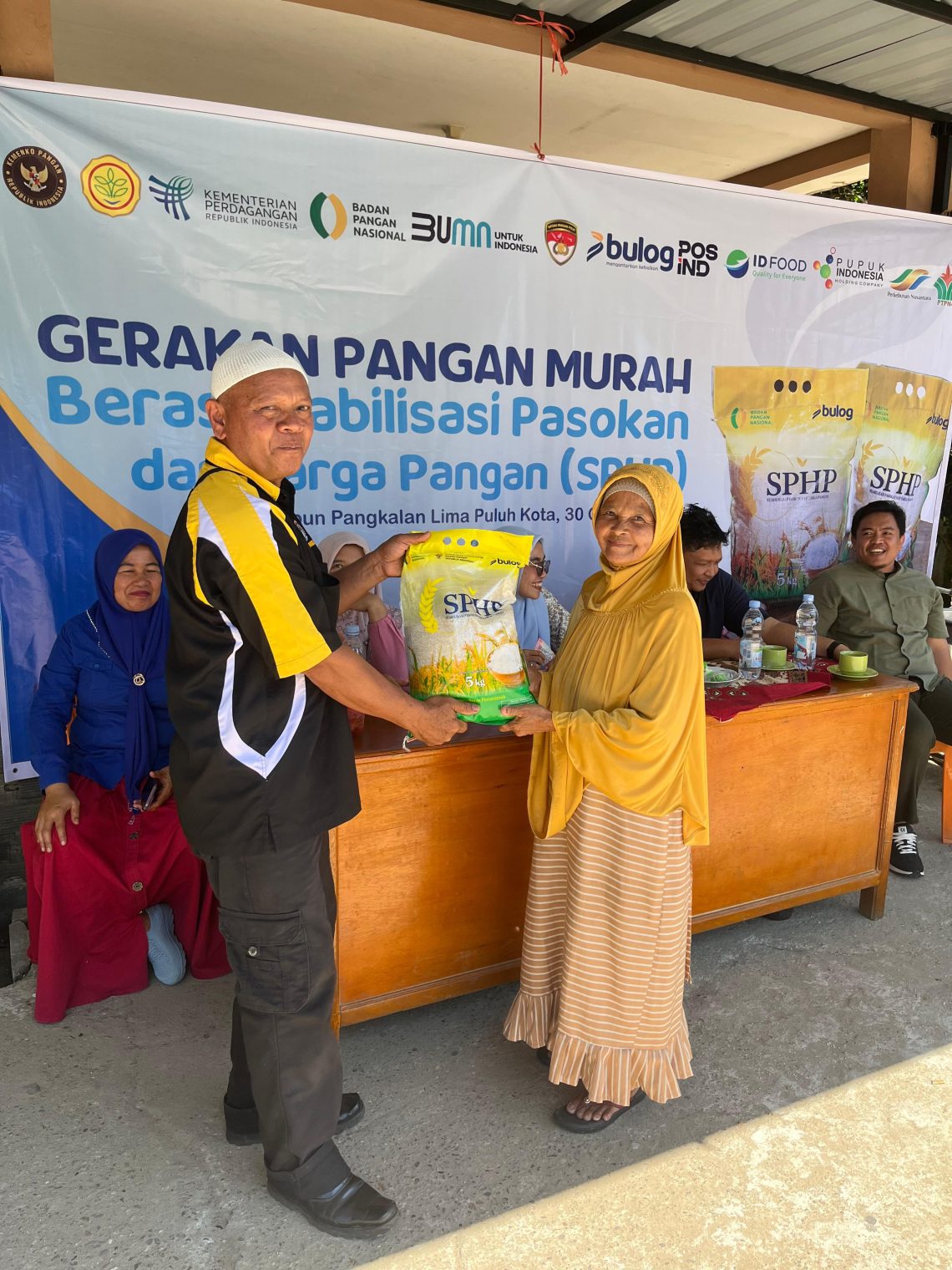 Warga antusias membeli beras murah dalam kegiatan Gerakan Pangan Murah (GPM) yang digelar PTPN IV Regional 4 Jambi di Kebun Pangkalan 50 Kota, Sumatera Barat. Senin 3 November 2025. Dok: Rudi