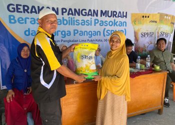 Warga antusias membeli beras murah dalam kegiatan Gerakan Pangan Murah (GPM) yang digelar PTPN IV Regional 4 Jambi di Kebun Pangkalan 50 Kota, Sumatera Barat. Senin 3 November 2025. Dok: Rudi