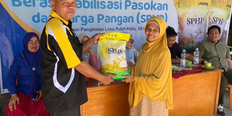 Warga antusias membeli beras murah dalam kegiatan Gerakan Pangan Murah (GPM) yang digelar PTPN IV Regional 4 Jambi di Kebun Pangkalan 50 Kota, Sumatera Barat. Senin 3 November 2025. Dok: Rudi