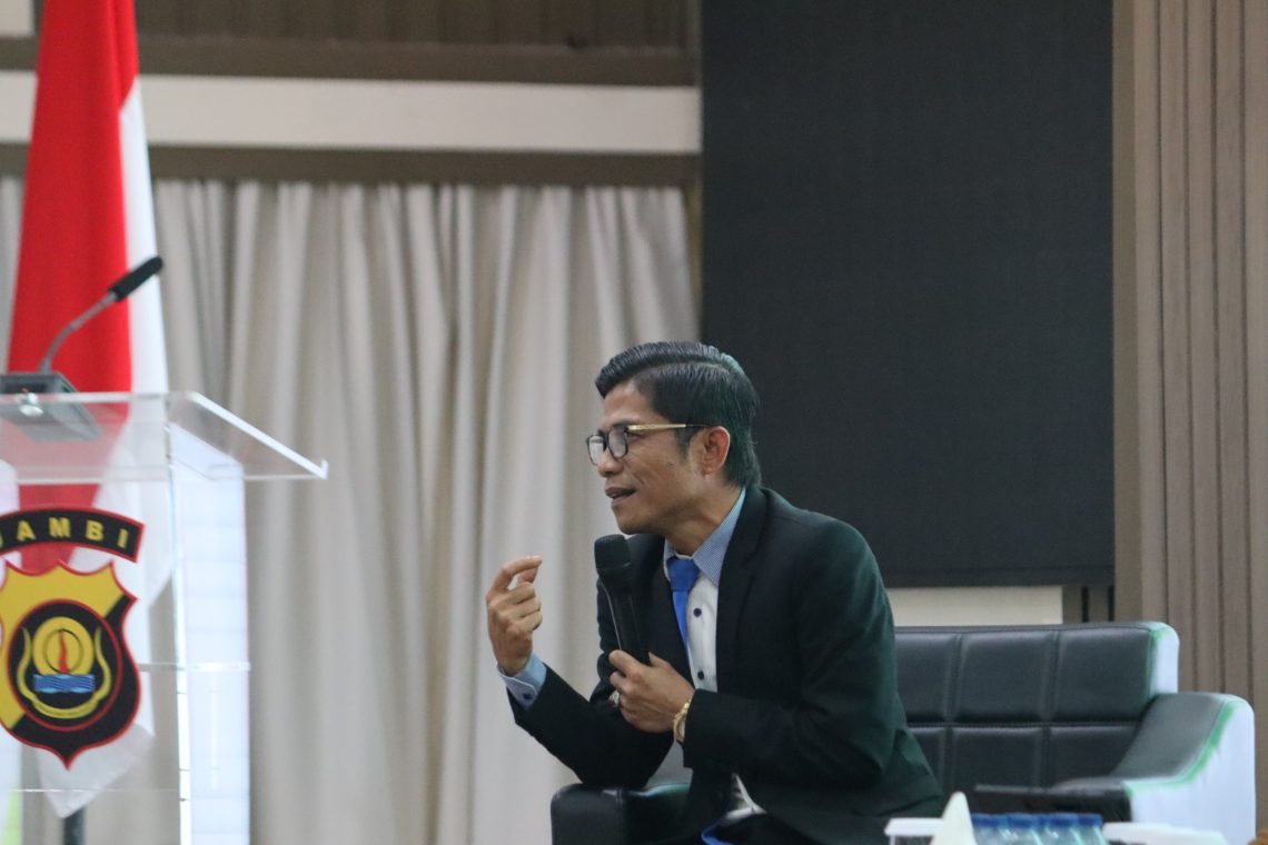 Kepala Perwakilan Ombudsman RI Provinsi Jambi, Saiful Roswandi, saat memberikan paparan dalam kegiatan Peningkatan Pelayanan Publik dan Pembangunan Zona Integritas Polda Jambi 2025 di Gedung Siginjai Polda Jambi. Senin 3 November 2025. Dok: Alpin
