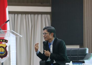Kepala Perwakilan Ombudsman RI Provinsi Jambi, Saiful Roswandi, saat memberikan paparan dalam kegiatan Peningkatan Pelayanan Publik dan Pembangunan Zona Integritas Polda Jambi 2025 di Gedung Siginjai Polda Jambi. Senin 3 November 2025. Dok: Alpin