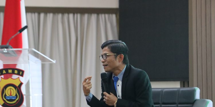 Kepala Perwakilan Ombudsman RI Provinsi Jambi, Saiful Roswandi, saat memberikan paparan dalam kegiatan Peningkatan Pelayanan Publik dan Pembangunan Zona Integritas Polda Jambi 2025 di Gedung Siginjai Polda Jambi. Senin 3 November 2025. Dok: Alpin