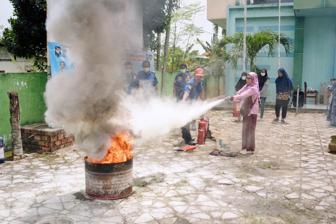 Tim Pertamina EP Jambi bersama Dinas Pemadam Kebakaran Kota Jambi saat memberikan pelatihan cara memadamkan api ringan kepada warga di halaman Kantor Kelurahan Kenali Asam Atas, Kecamatan Kota Baru, Kota Jambi, Kamis (6/11/2025). (Dok: Alpin)