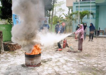 Tim Pertamina EP Jambi bersama Dinas Pemadam Kebakaran Kota Jambi saat memberikan pelatihan cara memadamkan api ringan kepada warga di halaman Kantor Kelurahan Kenali Asam Atas, Kecamatan Kota Baru, Kota Jambi, Kamis (6/11/2025). (Dok: Alpin)