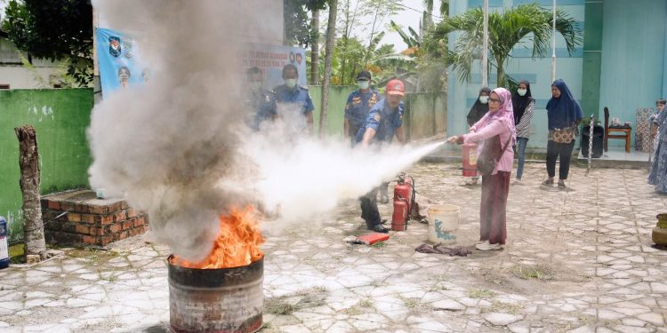 Tim Pertamina EP Jambi bersama Dinas Pemadam Kebakaran Kota Jambi saat memberikan pelatihan cara memadamkan api ringan kepada warga di halaman Kantor Kelurahan Kenali Asam Atas, Kecamatan Kota Baru, Kota Jambi, Kamis (6/11/2025). (Dok: Alpin)