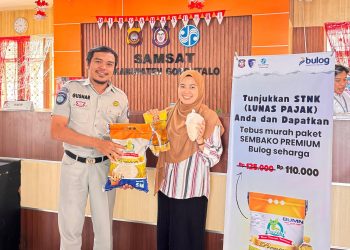 Petugas Jasa Raharja menyerahkan voucher apresiasi kepada wajib pajak di salah satu outlet Planet Ban, sebagai bentuk kerja sama program penghargaan bagi pembayar pajak kendaraan bermotor yang taat, Jumat (6/11/2025). (Dok. Humas JR)