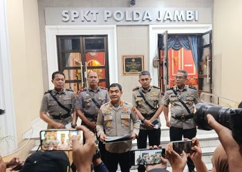 Kabid Humas Polda Jambi Kombes Pol Mulia Prianto memberikan keterangan pers usai sidang Komisi Kode Etik Profesi (KKEP) terhadap Bripda Waldi Adian di Mapolda Jambi, Jumat (7/11/2025). (Dok: Rahmat)