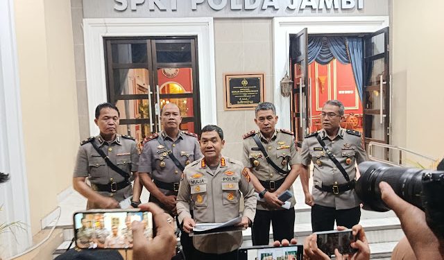 Kabid Humas Polda Jambi Kombes Pol Mulia Prianto memberikan keterangan pers usai sidang Komisi Kode Etik Profesi (KKEP) terhadap Bripda Waldi Adian di Mapolda Jambi, Jumat (7/11/2025). (Dok: Rahmat)