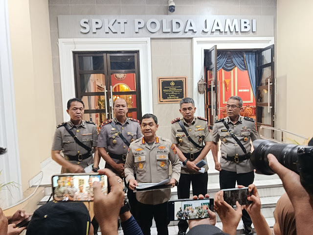 Kabid Humas Polda Jambi Kombes Pol Mulia Prianto memberikan keterangan pers usai sidang Komisi Kode Etik Profesi (KKEP) terhadap Bripda Waldi Adian di Mapolda Jambi, Jumat (7/11/2025). (Dok: Rahmat)