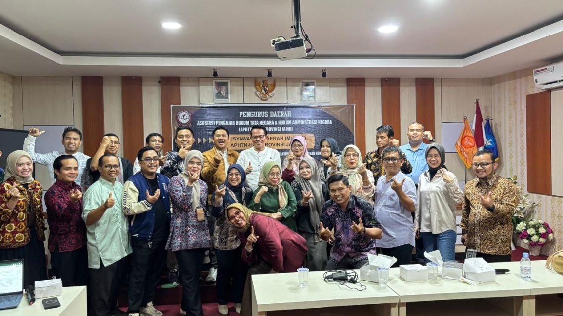 Wakil Ketua PP APHTN-HAN, Fritz Edward Siregar, SH., LLM., Ph.D, didampingi Rektor Universitas Jambi Prof. Dr. Helmi, SH., MH, secara resmi membuka Muswil V APHTN-HAN Provinsi Jambi di Kampus Unja Telanaipura, Jumat (7/11/2025). (Dok: Alpin)
