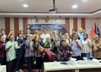 Wakil Ketua PP APHTN-HAN, Fritz Edward Siregar, SH., LLM., Ph.D, didampingi Rektor Universitas Jambi Prof. Dr. Helmi, SH., MH, secara resmi membuka Muswil V APHTN-HAN Provinsi Jambi di Kampus Unja Telanaipura, Jumat (7/11/2025). (Dok: Alpin)