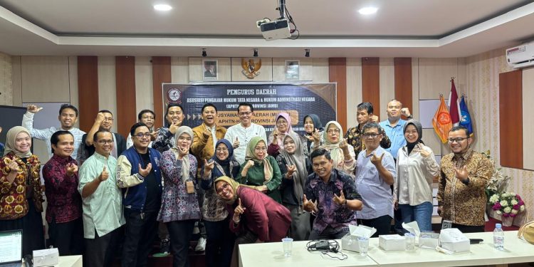 Wakil Ketua PP APHTN-HAN, Fritz Edward Siregar, SH., LLM., Ph.D, didampingi Rektor Universitas Jambi Prof. Dr. Helmi, SH., MH, secara resmi membuka Muswil V APHTN-HAN Provinsi Jambi di Kampus Unja Telanaipura, Jumat (7/11/2025). (Dok: Alpin)