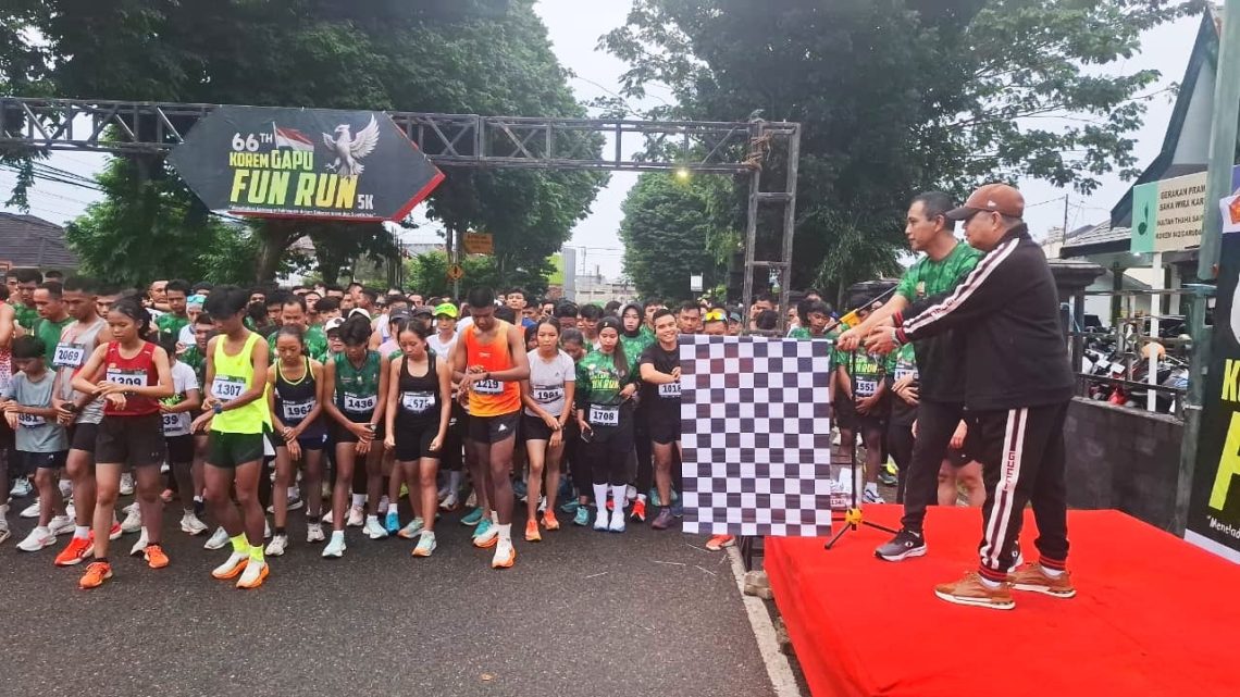 Ribuan peserta Fun Run 5K tampak memadati garis start di depan Makorem 042/Garuda Putih, Kota Jambi, Sabtu (8/11/2025). (Dok: Rahmat)