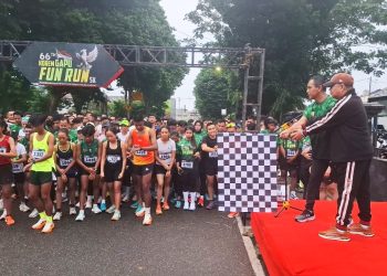 Ribuan peserta Fun Run 5K tampak memadati garis start di depan Makorem 042/Garuda Putih, Kota Jambi, Sabtu (8/11/2025). (Dok: Rahmat)