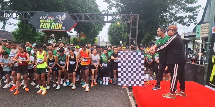 Ribuan peserta Fun Run 5K tampak memadati garis start di depan Makorem 042/Garuda Putih, Kota Jambi, Sabtu (8/11/2025). (Dok: Rahmat)